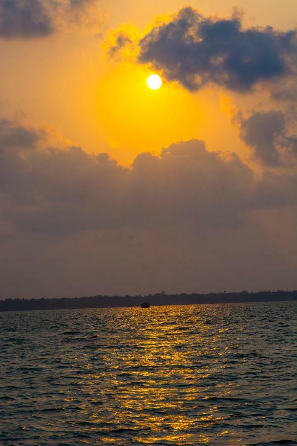 Marvel Cruise Hotell Alappuzha Eksteriør bilde